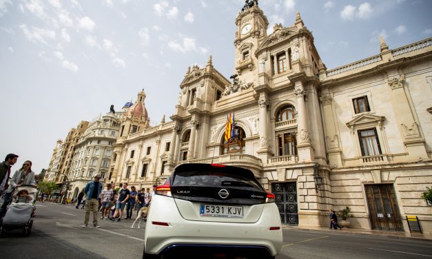 Miles de valencianos descubren el potencial  del vehículo eléctrico en Electric Movements