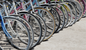 ruedas de bicicletas aparcadas en ciudad